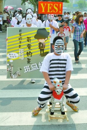 郑州志愿者行为艺术演绎礼让斑马线文明出行