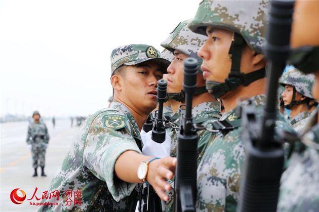 河南小伙两次任大阅兵教官 被赞最帅中国军人
