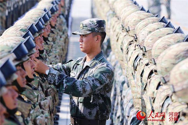 河南小伙两次任大阅兵教官 被赞最帅中国军人
