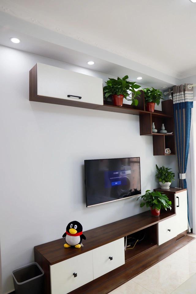 同样是撘撘家全屋定制的电视柜组合,造型美观,色彩统一且收纳功能强.