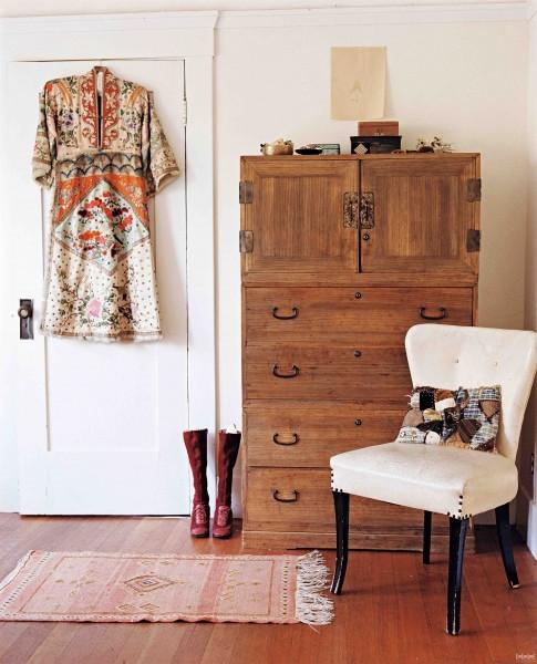 美女坐桌脚放椅子上猜成语_看图猜成语(2)