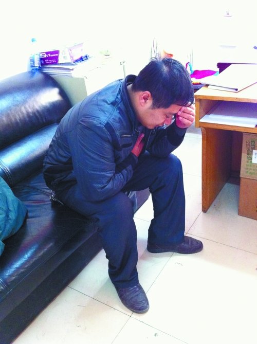 郑州老太辱骂公交车长1分钟 司机晕倒方向盘上