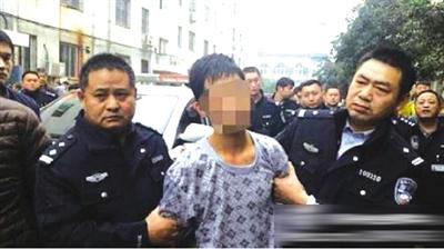 郑州小超市凶杀案嫌疑人落网 警方带其指认现场