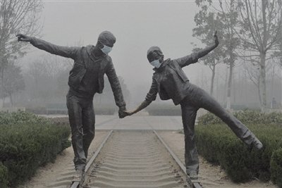 郑州近期雾霾绕城 市民帮雕塑“戴口罩”防霾