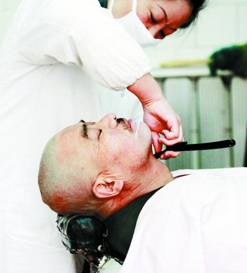 郑州现老式理发店 1980年开业可剪头发还可刮脸