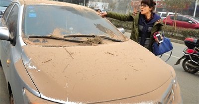 郑州一栋12层楼突然倒下 网友称窗外像灾难片