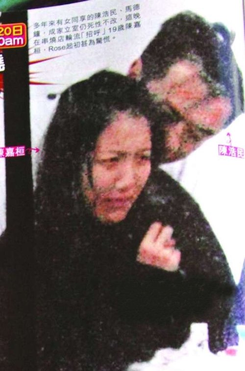 陈嘉桓遭狼吻照片曝光 陈浩民粗鲁举动粉丝伤