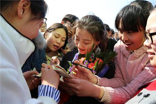 世界射击冠军回家乡三门峡 学生代表献花