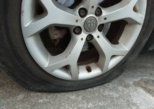 汽车轮胎没有被扎破洞 为什么会
