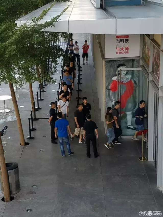 iPhone7亮黑色炒到2万 郑州直营店人满为患