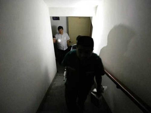 郑州一孕妇临产电梯停电 仨医护员将其从30楼抬下