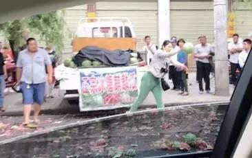 信阳街头一商贩猛扔西瓜！ 一男子拿刀冲向人群