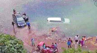 越野车盲目涉水掉入湖中 车上含6名游客(图)