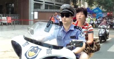 郑州17名高考生忘带证件 交警查违法行为500