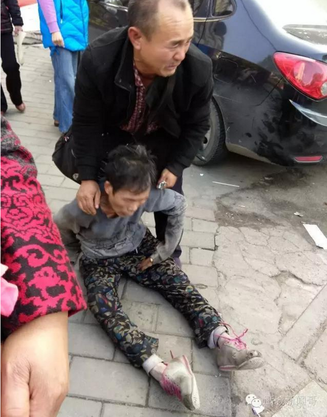 老人抱老伴跪地痛哭 背后原因令人心酸