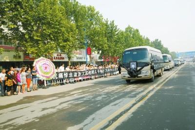 英雄魂归浩气长存 申亮亮烈士骨灰安葬故园