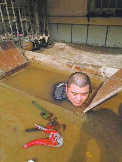 郑州维修工全身泡在水中抢修管道 网友直呼心疼