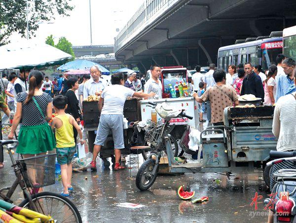 郑州河医立交桥附近交通混乱 占道经营情况严