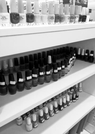 17岁少女用劣质甲油指甲变绿色手指腐烂截肢