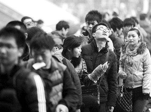 郑州火车站迎客流高峰 从广州回郑可选夜班车