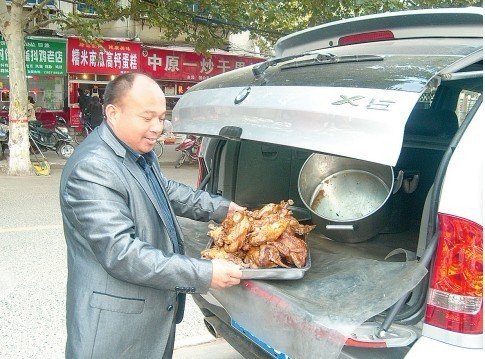 开宝马X5卖烧鸡“烧鸡哥”是不是有钱烧的