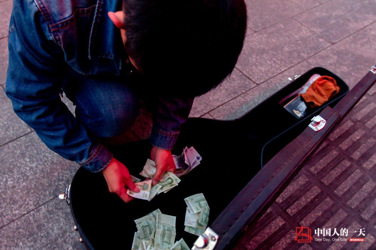 卖唱五元一首搞笑图片_街头卖唱收入(2)