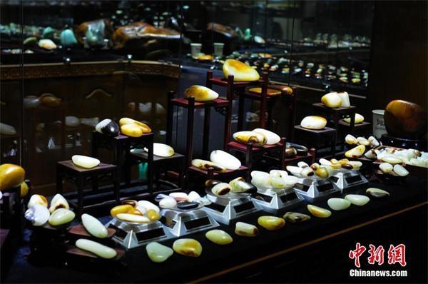 实拍新疆玉商贵重和田玉