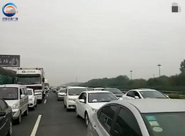 京港澳高速许昌段严重拥堵 俨然是大型停车场