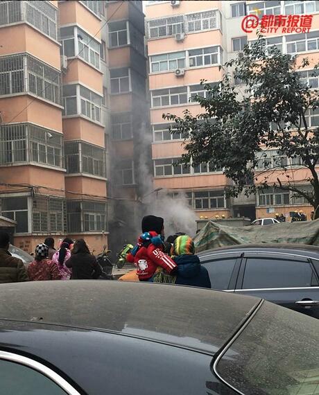 郑州熊孩子放鞭炮引发火灾 多辆电动车被烧毁