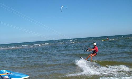 感受到浪遏飞舟的快感 浸到水里去避暑