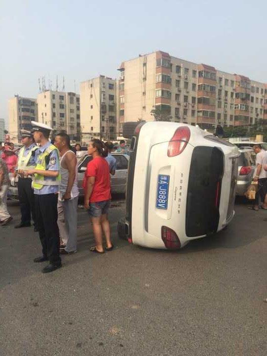 保时捷飞出地下停车场 伤4车撞飞行人