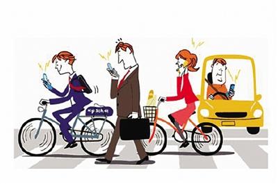 少年痴迷手机边骑车边玩不看路 车速很快撞倒