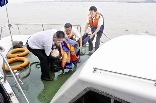 信阳17岁女生跳长江轻生 漂流12小时奇迹生还