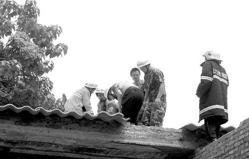 男子上房扔砖头砸伤村民 消防民警联手制服