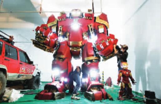 郑州中学老师手工打造钢铁侠 3.4米高重400斤