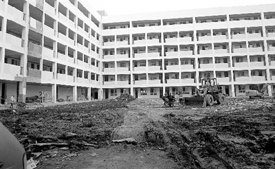 开学临近学校还在搞建设 家长担心影响开学