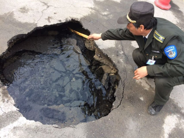 郑州一水泥货车凌晨被路 坑 引发供水管道爆裂