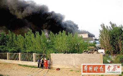 新乡杀虫剂工厂大火致1人死 河师大师生撤离
