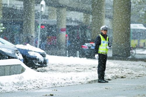 郑州连续两天降大雪 3500多名交警执勤人员上岗