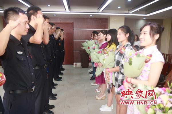 郑州特警向美女教师献鲜花表白:做我女朋友吧