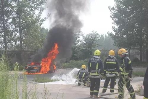 漯河一驾校内教练车起火自燃 所幸无人员伤亡