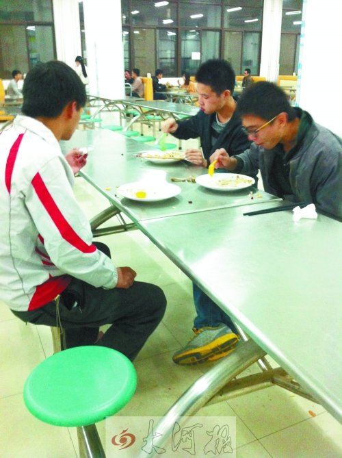 记者探访大学食堂 大学生“光盘族”比例较高
