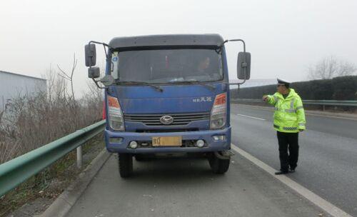 这是一泡昂贵的尿:司机漯河高速上撒尿被罚20