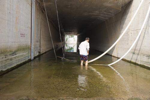 郑州涵洞积水一米深 同汇小区学生上学犯了难