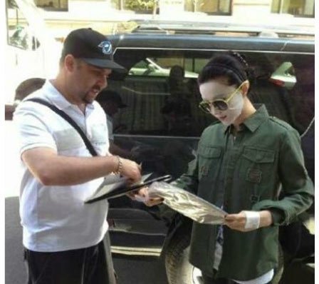 范冰冰当街敷面膜 我行我素打扮奇特吸引途人