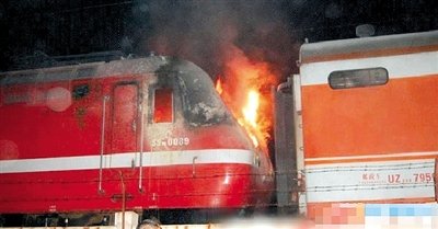 [事故] k919次列车车头起火 乘客发微博喊饿