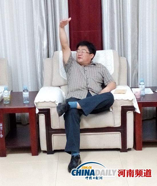 3济源一中韩校长在接受中国日报网河南频道记者采访时表示,事发楼层有足够高的标准护栏 陈文杰摄.jpg