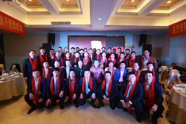 中国饭店协会名厨委主席石万荣莅临郑州并举行收徒仪式
