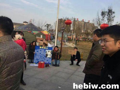 骗子“夫妻”鹤壁乞讨 城管队员蹲地举牌揭穿