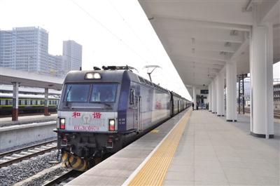 南阳火车站新建三站台昨日正式启用 上下
